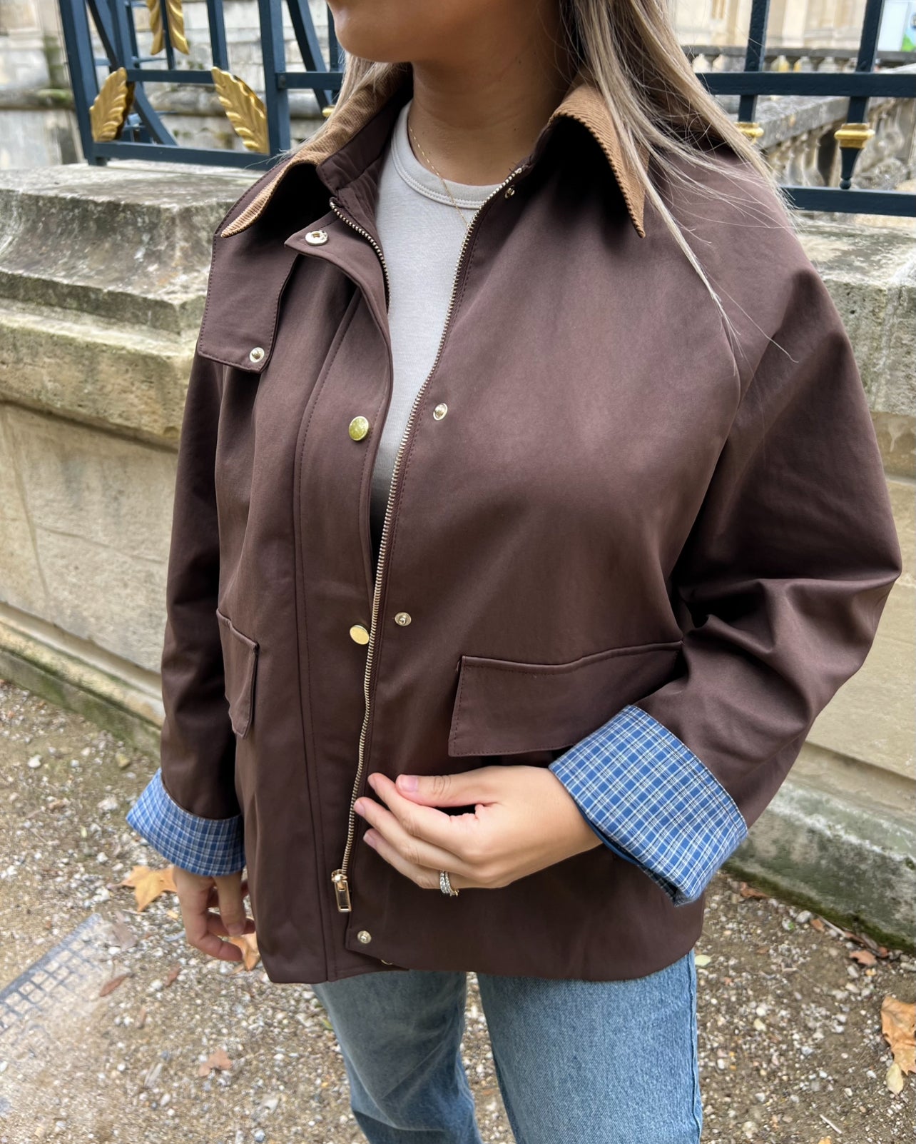 Veste parka cirée marron avec détails velours et manches à carreaux