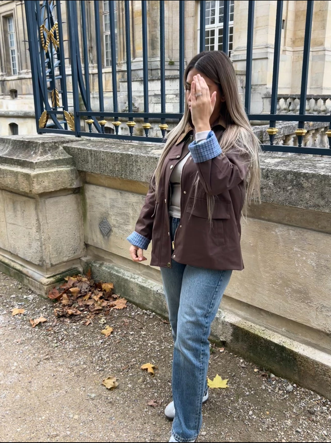 Veste parka cirée marron avec détails velours et manches à carreaux