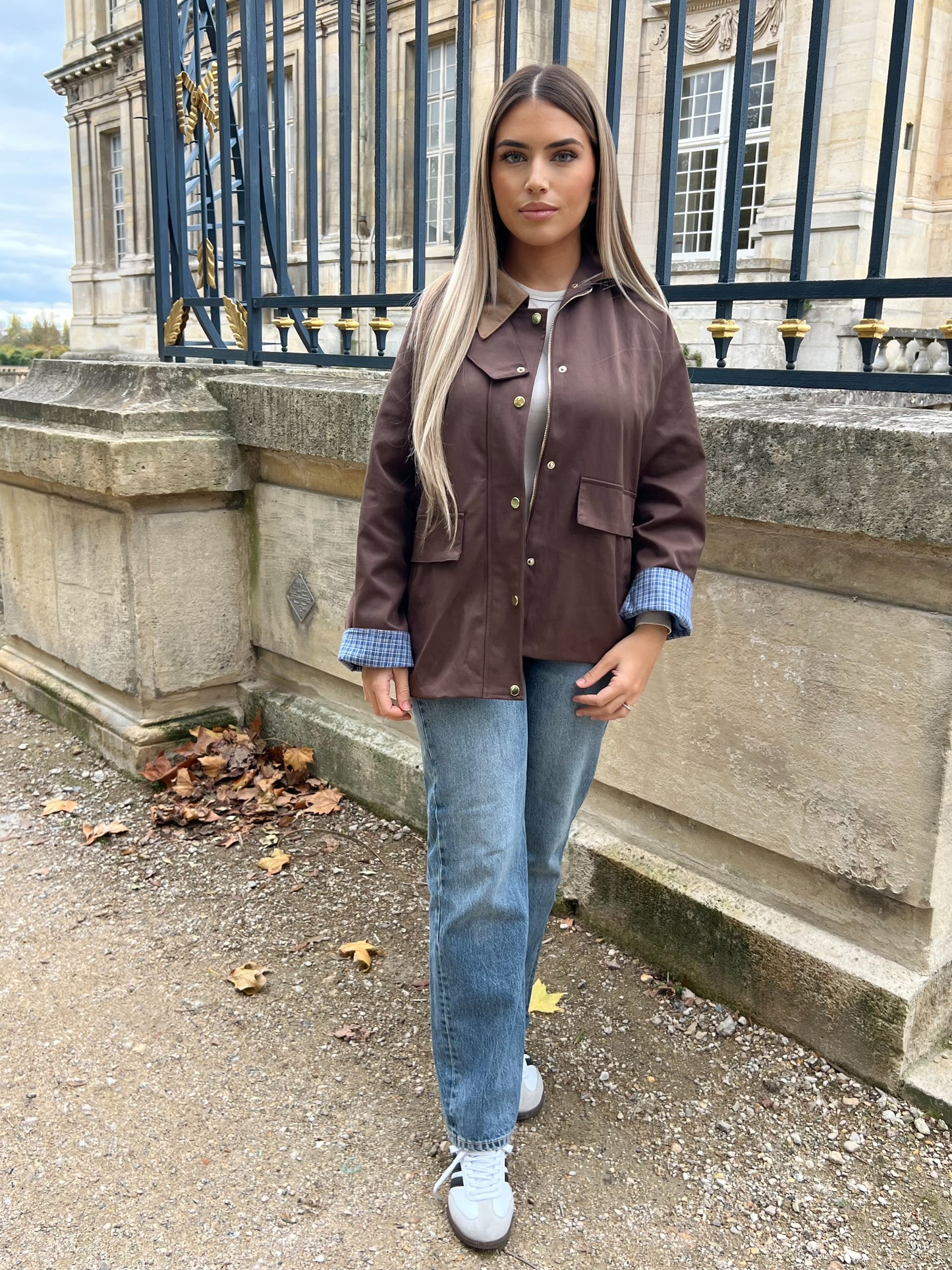 Veste parka cirée marron avec détails velours et manches à carreaux